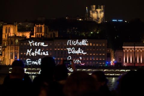 Les noms des victimes des attentats défilent sur les quais de Saône