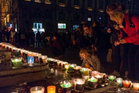 Des lumignons sur les marches de l'Hôtel de Ville